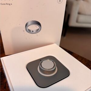 Oura Ring 4 - Sleek Silver Design